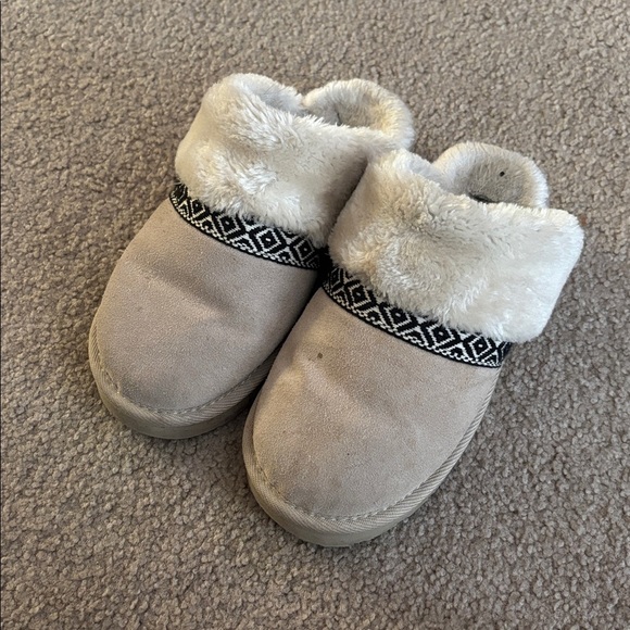 Minnetonka Slippers size 6 - Picture 1 of 7